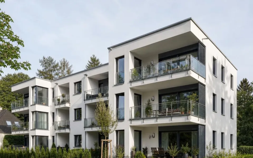 Dreigeschossiges Mehrfamilienhaus mit Glasbalkonen als Neubau – Wohneinheiten für Anleger 2026